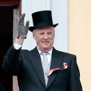 King Harald greeting the Children's Parade from the Palace balcony (Photo: Stian Lysberg Solum / NTB scanpix)